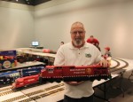 BenoitPainchaud1 Benoît Painchaud, du club des trains G du Québec offre un point de comparaison pour la grosseur de l'échelle G des miniatures. Lettrage, couleurs et numéros sont strictement exacts.