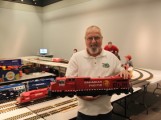 BenoitPainchaud1 Benoît Painchaud, du club des trains G du Québec offre un point de comparaison pour la grosseur de l'échelle G des miniatures. Lettrage, couleurs et numéros sont strictement exacts.