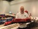 Benoît Painchaud, du club des trains G du Québec offre un point de comparaison pour la grosseur de l'échelle G des miniatures. Lettrage, couleurs et numéros sont strictement exacts.