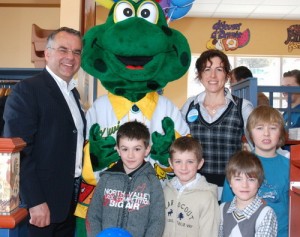 Jean-Marc Gilbert et sa conjointe Nathalie Jobin, lors de la réouverture du restaurant, photographiés en compagnie de la mascotte Kiwi, et de quelques jeunes garçons qui semblaient très heureux de leur visite chez Cora.
