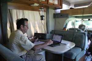 Une vue de l'intérieur... de la roulotte. Jean Jibouleau navigue dans les ondes