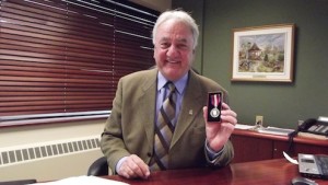20130408 François Fecteau et médaille du jubilé de diamant