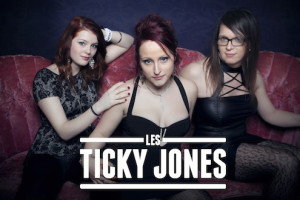 Ticky Jones avec logo